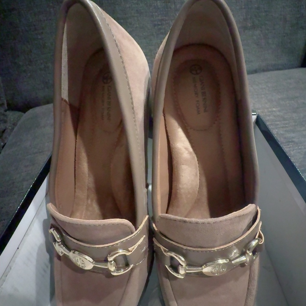 Giani Bernini Tan Heels with Gold Accent- used once